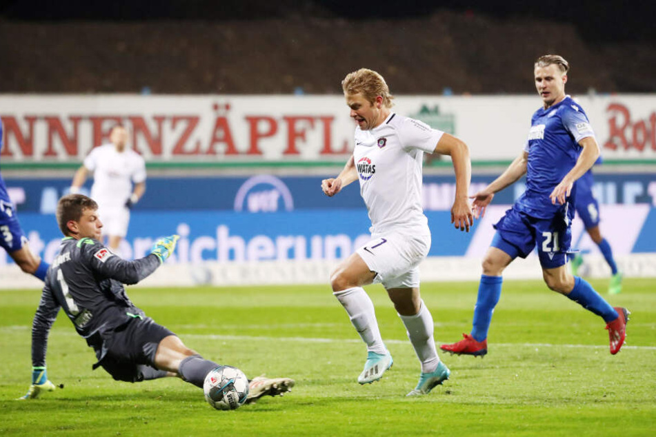 Jan Hochscheidt umkurvte in Karlsruhe KSC-Keeper Benjamin Uphoff und schob zur Auer Führung ein.