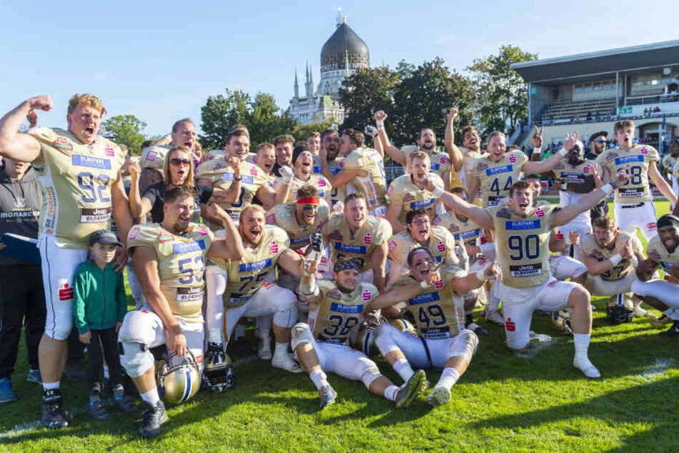 Das Team der Dresden Monarchs feiert ausgelassen seinen Sieg im GFL-Viertelfinale.