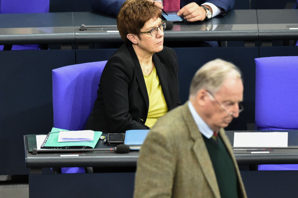 Wolfgang Gauland (78= geht von dannen, sinnbildlich.