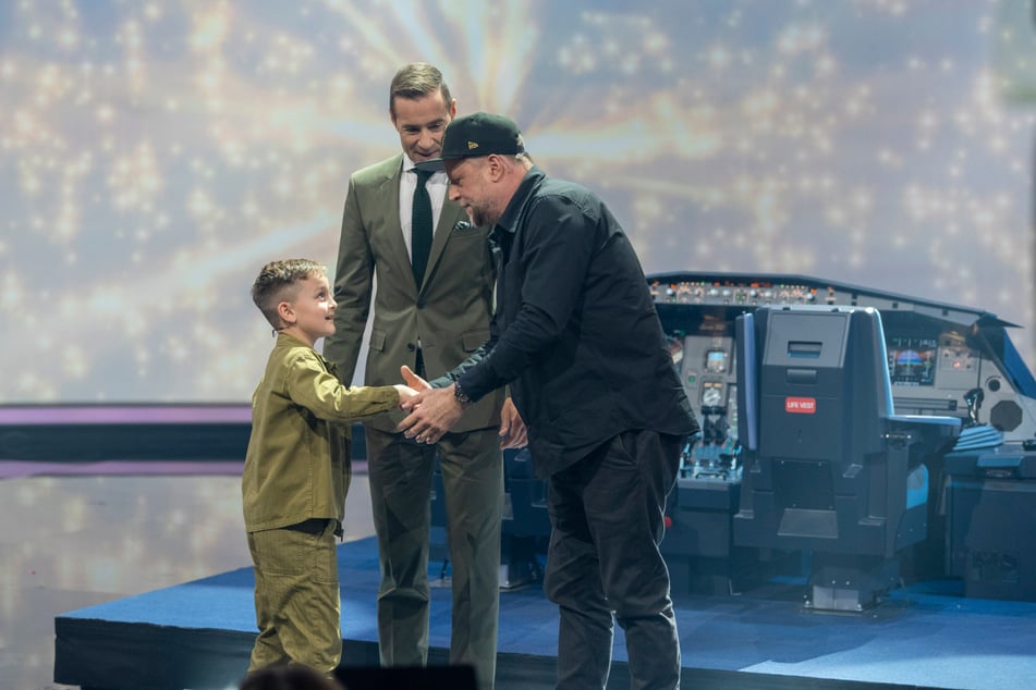 Bei "Klein gegen Groß" stellen sich Promis in zehn Duellen den Herausforderungen der talentierten Kids.