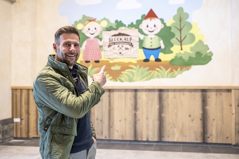 Manuel Grießbach (44) zeigt das Park-Logo.