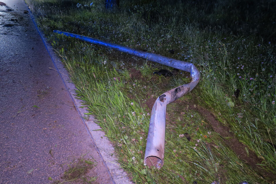 Der Laternenmast wurde schwer beschädigt.