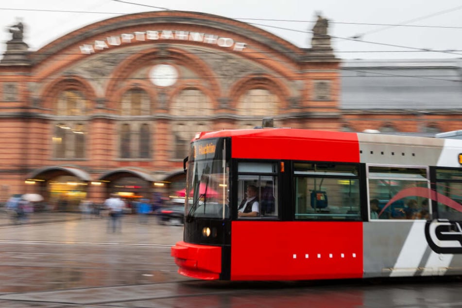 Eine Bremer Straßenbahn fährt vor dem Hauptbahnhof entlang.