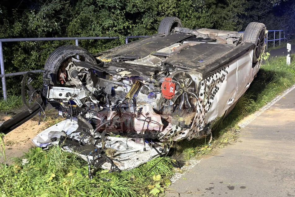 Hyundai fliegt bei Neuruppin aus der Kurve und landet auf dem Dach