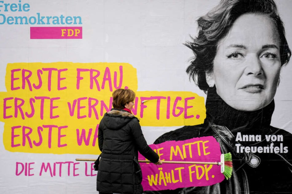 FDP-Spitzenkandidatin Anna von Treuenfels packt bei der Präsentation ihres Wahlplakats zur Bürgerschaftswahl in Hamburg mit an.