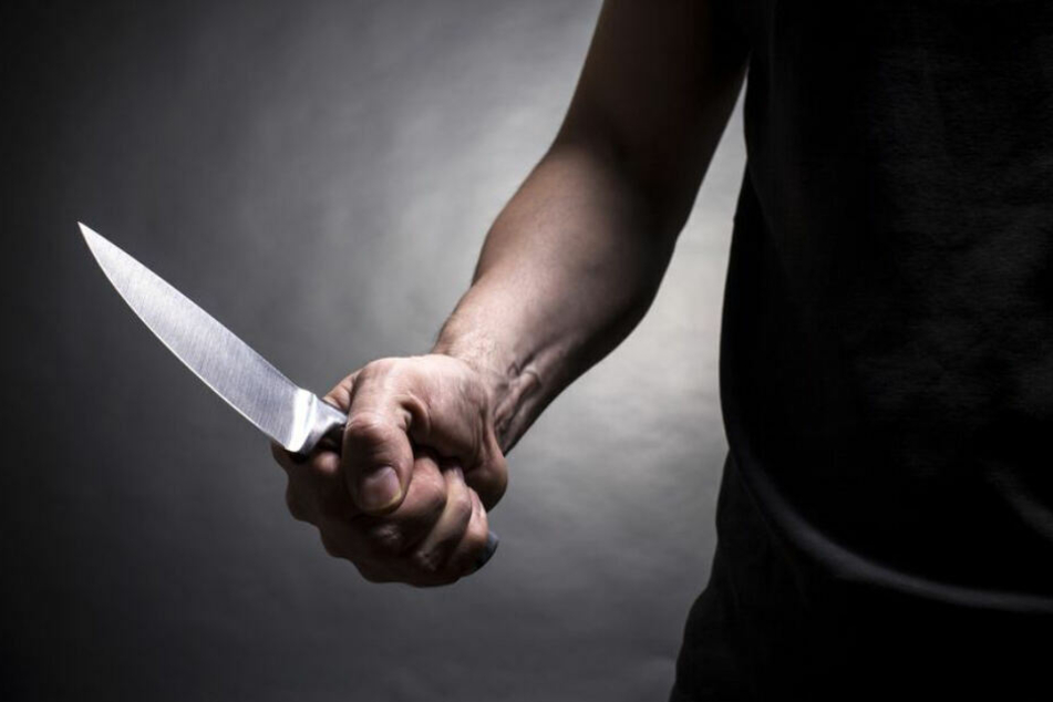 Der 17-Jährige stach zweimal mit einem Messer auf sein Opfer ein. (Symbolbild)