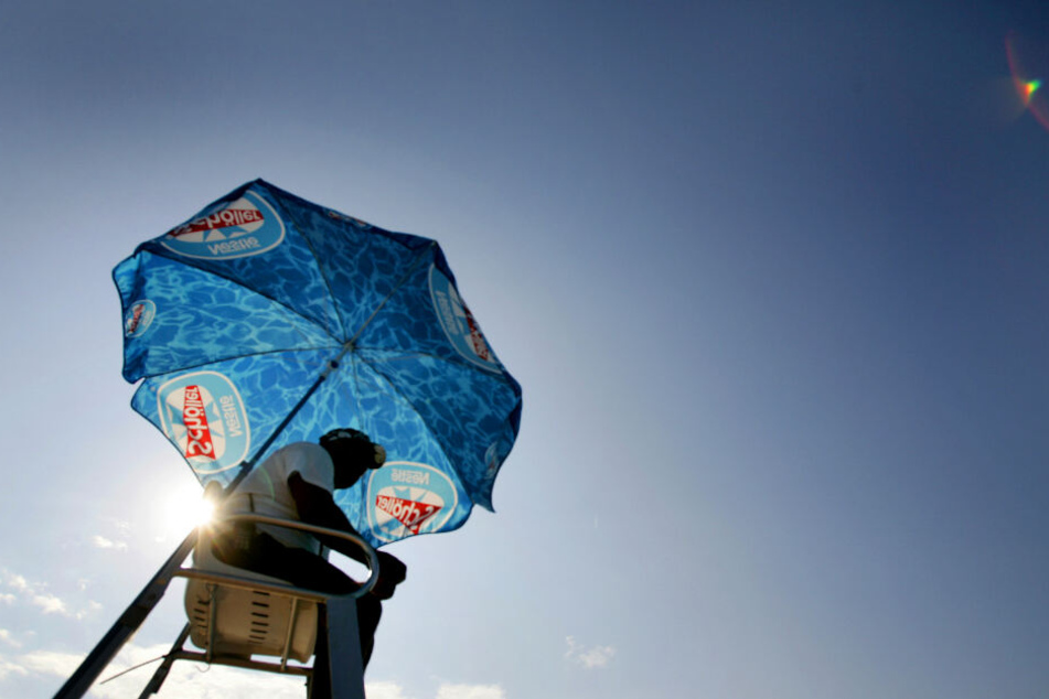 In der Freibadsaison müssen sogar Minijobber einspringen (Symbolfoto).
