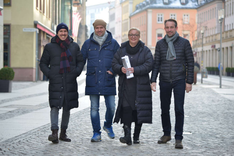 Die Gastwirte Henrik Bonesky (40), Thomas Rothe (43, v.l.) und Thomas Schulze (48, r.) mit Sylvia Stölzel (50) von der CWE auf der Inneren Klosterstraße.