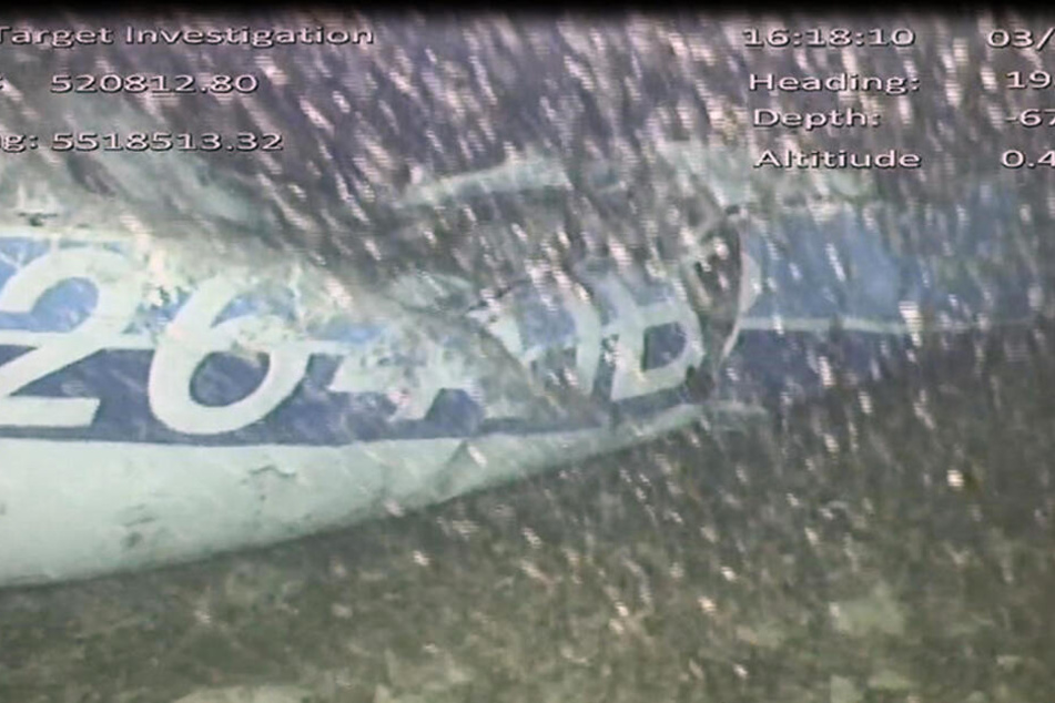 Aufnahmen zeigen ein Flugzeugteil auf dem Meeresgrund. Bei der geborgenen Leiche handelt es sich um Sala.