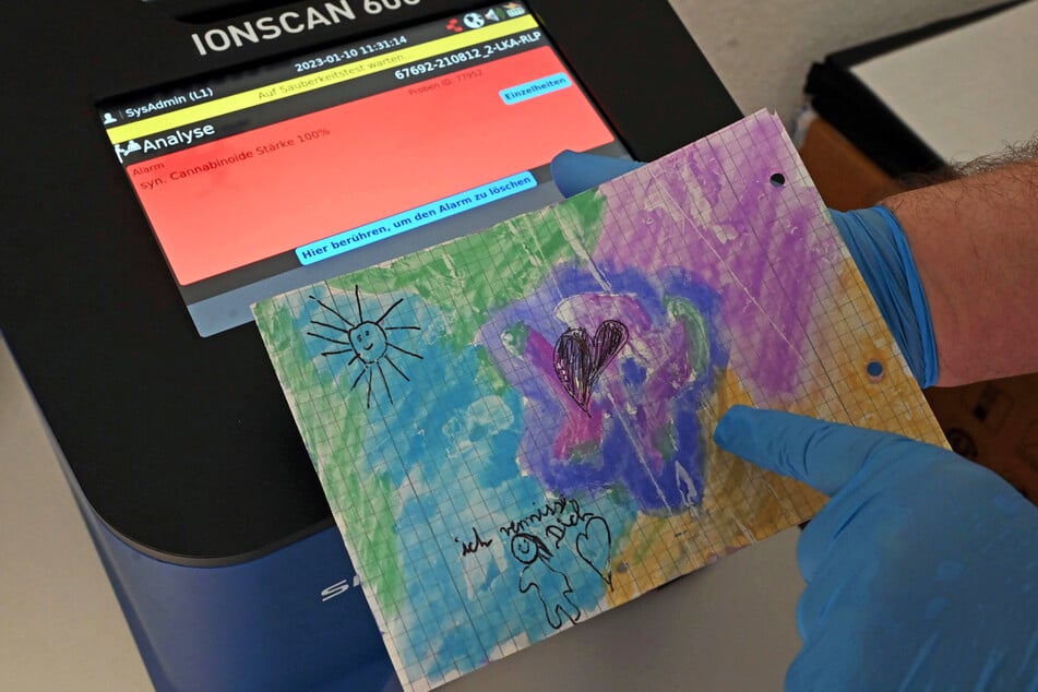 Sieht aus wie eine harmlose Kinderzeichnung, doch das Papier ist mit Drogen getränkt – spezielle Scanner können dies feststellen.
