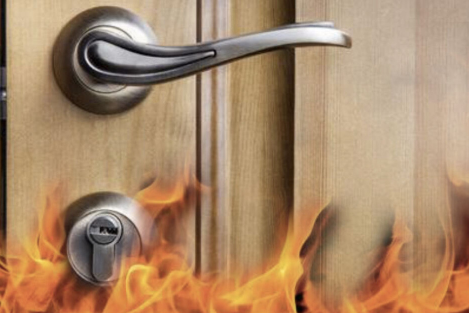 Das Feuer beschädigte die Wohnungstür. (Symbolbild)