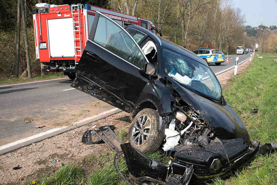 Noch schwerer erwischte es einen Renault. Der Fahrer musste aus seinem Auto befreit werden.