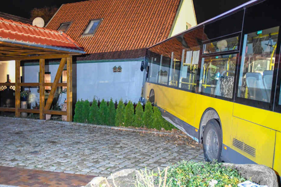 Der Bus rammte das Einfamilienhaus in Großensee.