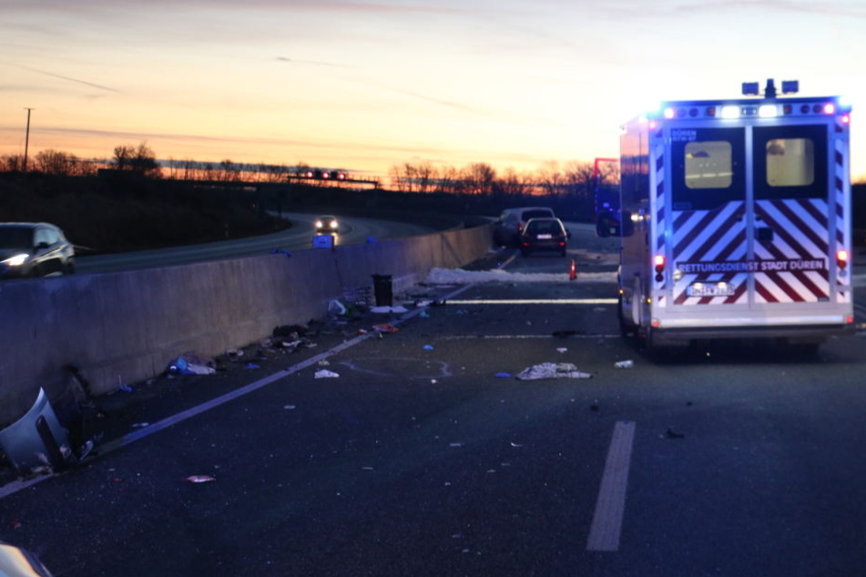 Zwei weitere Fahrzeuge rasten in die Unfallstelle.