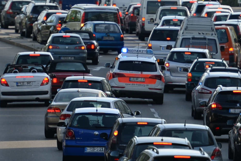 Oftmals wird im Falle eines Staus eine Rettungsgasse nicht korrekt gebildet. (Symbolbild)