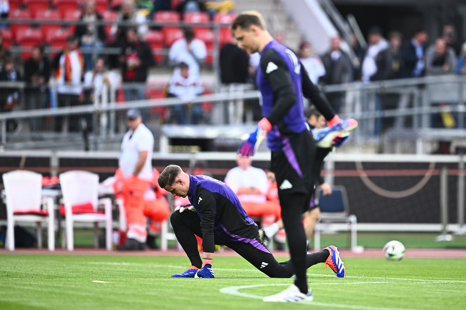 Seit über zehn Jahren der Mann im Hintergrund: Marc-André ter Stegen (32, h.) kommt auch bei der Heim-EM 2024 nicht an Manuel Neuer (v.) vorbei.