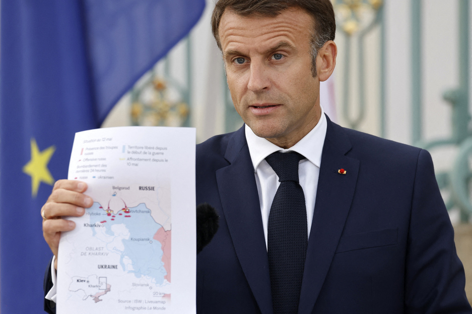 Der französische Präsident Emmanuel Macron (46) hat sich dafür ausgesprochen, der Ukraine Angriffe auf russisches Territorium zu erlauben. Hier hält er eine Karte des aktuellen Frontverlaufs in die Kamera.