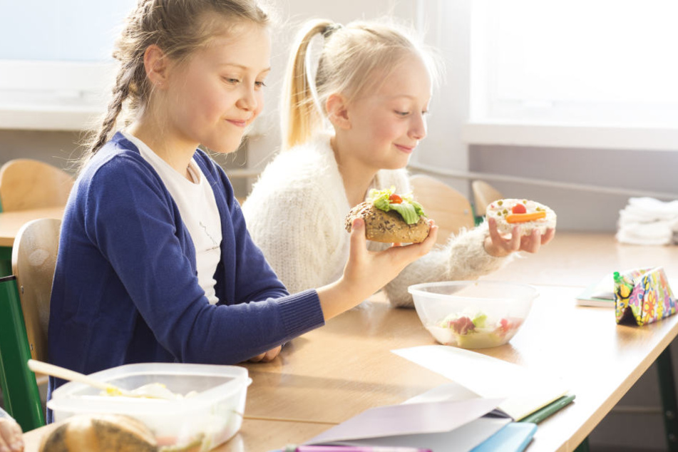In der Pause können sich Schüler bei einem Mittagessen stärken. (Symbolbild)