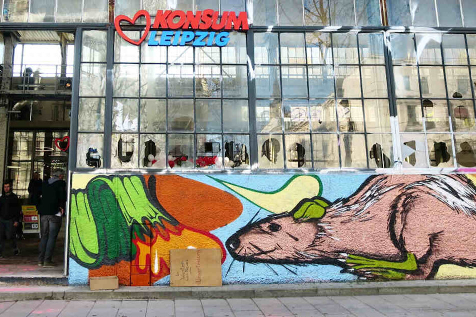 In der Nacht zu Donnerstag warfen unbekannte Täter 52 Scheiben des Westwerks ein.