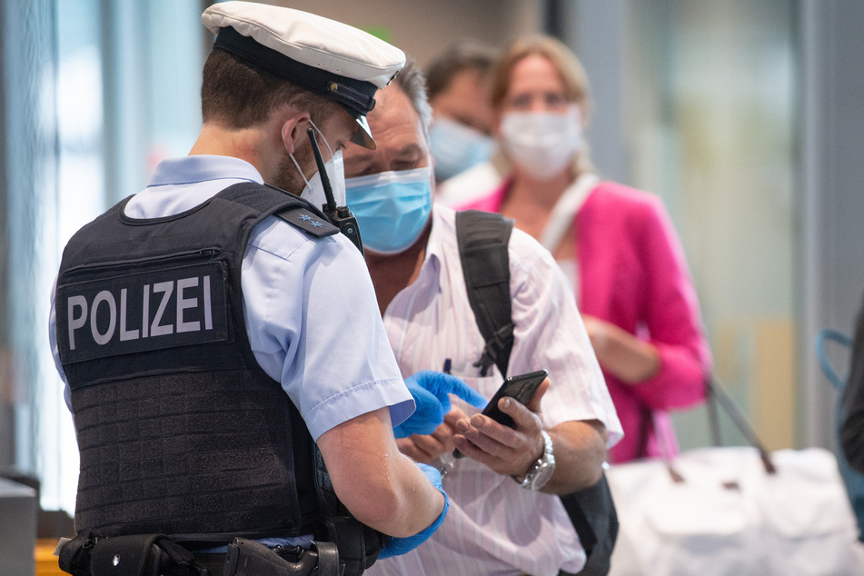 Hessen, Frankfurt/Main: Bundespolizisten kontrollieren auf dem Frankfurter Flughafen Passagiere eines Fluges aus Portugal.