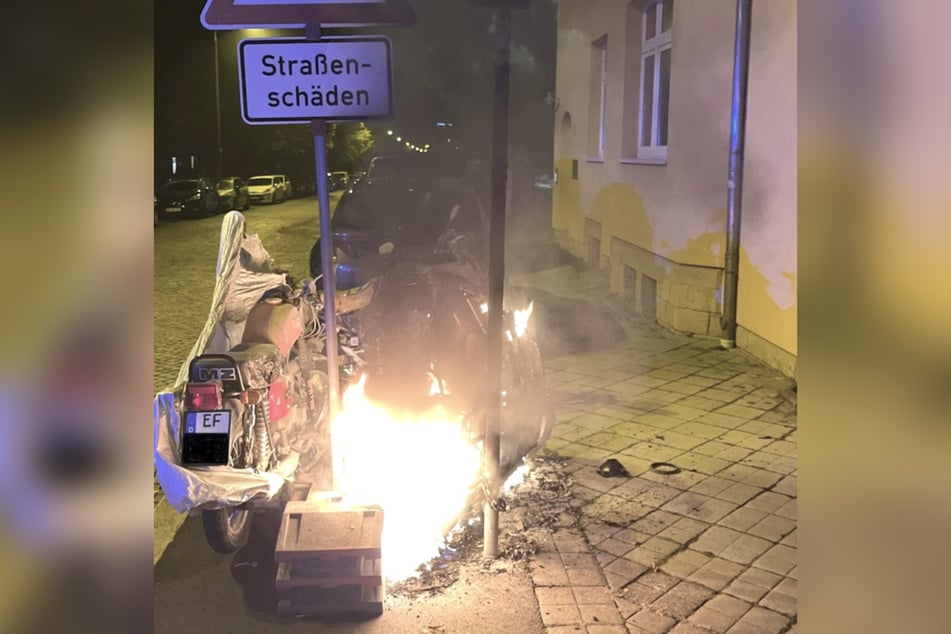 In Erfurt-Daberstedt geriet am frühen Sonntagmorgen eine Simson und ein Sperrmüllhaufen in Brand.