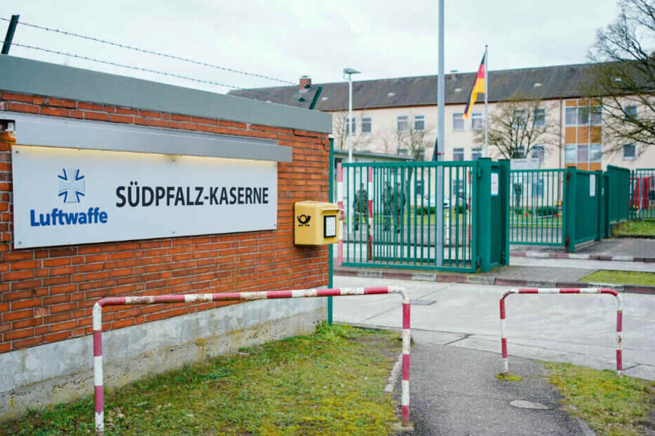 Vier weitere Reisende waren wegen anderer medizinischer Beschwerden in die Frankfurter Uniklinik gebracht worden. Sie sollen noch an diesem Dienstag in die Quarantäne-Einrichtung im rheinland-pfälzischen Germersheim gebracht werden.