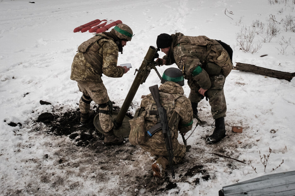 Ukrainische Kräfte bringen einen Mörser in der Nähe von Bachmut in Stellung.