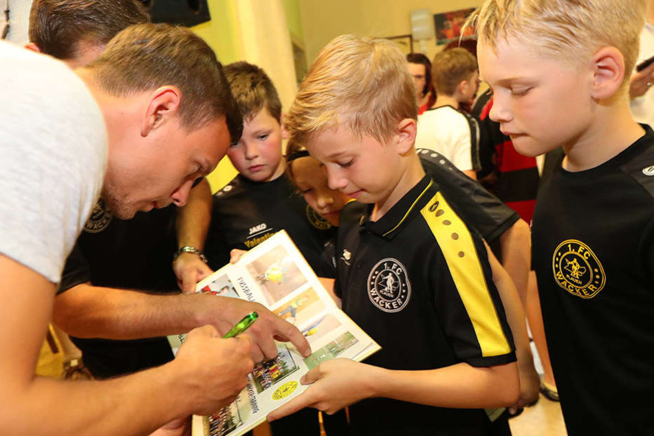 Natürlich holten sich die Knirpse alle ein Autogramm von Chris Löwe. Er unterschrieb nicht nur in Alben, sondern auch auf den Fußballschuhen und Trikots der Kleinen.