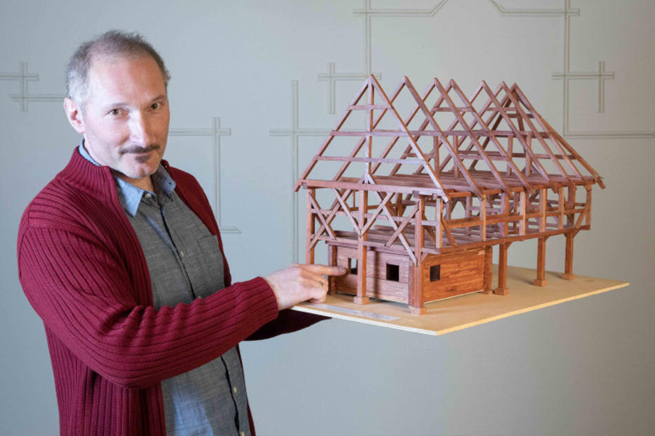 Arnd Matthes (54) mit dem Modell eines Umgebindehauses. Unten links die Blockstube.