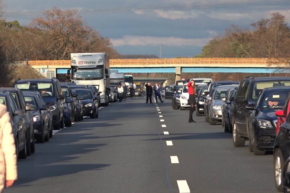 Im Verlauf der Unfallaufnahme wurde die Autobahn zwischenzeitlich voll gesperrt.
