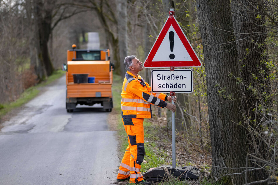 Der Schnee ist weg, die Schäden tauchen auf - zulasten der ohnehin gebeutelten Kommunen.