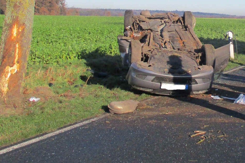 Der Mazda blieb nach dem Zusammenstoß mit dem Baum auf dem Dach liegen.