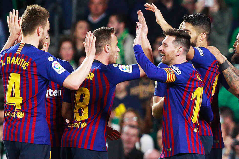 Nicht nur die Mitspieler verneigten sich vor Lionel Messi (vorne-rechts), auch die gegnerischen Fans applaudierten ihm.