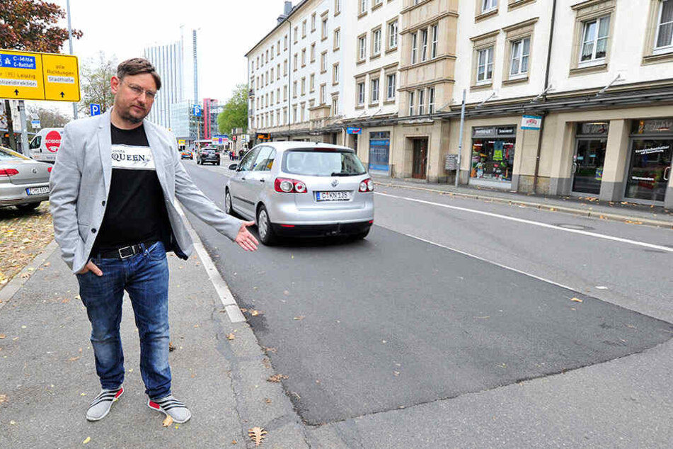"Die Theaterstraße ist nur
Stückwerk": Anlieger René Georgi (43) schimpft über die Sanierung.