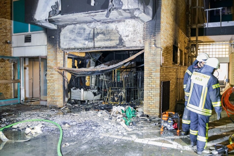 Mehrere Wäschebehälter im Erdgeschoss des Evangelischen Krankenhauses waren aus bislang unbekannten Gründen in Brand geraten.