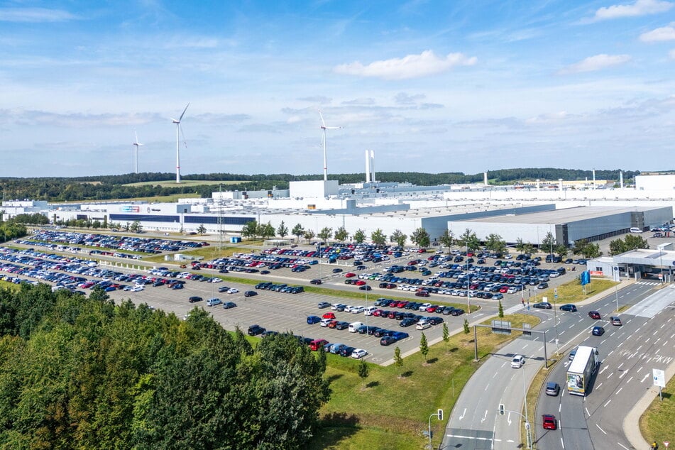 Auf den Parkplätzen dieses VW-Werks in Zwickau kommt es immer wieder zu Anschlägen auf Autos.