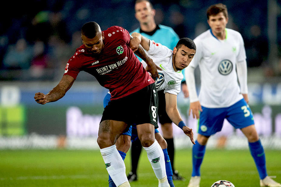 Walace gegen Willian. Der Hannoveraner (links) ist derzeit in seiner Heimat.