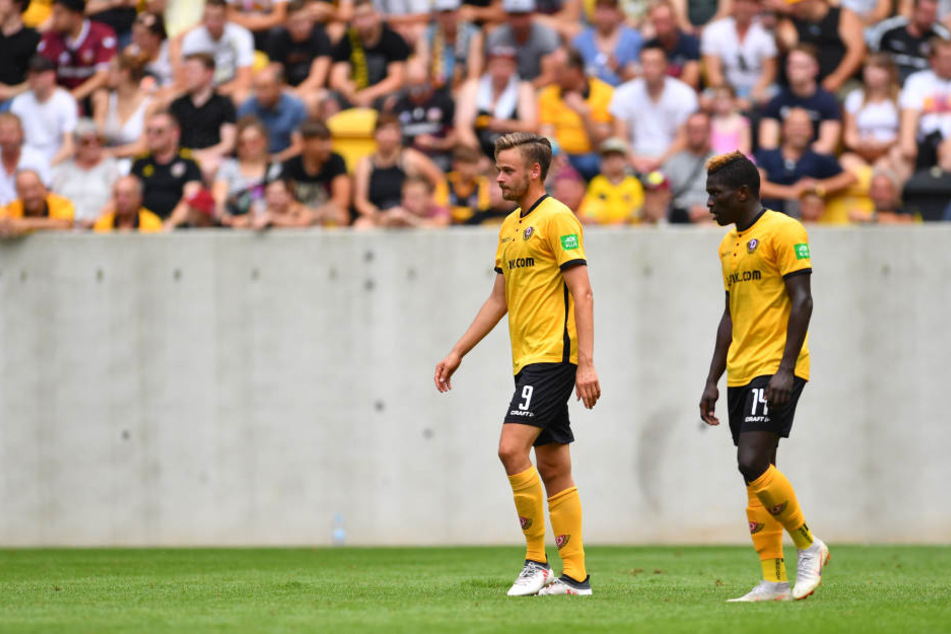Lucas Röser und Moussa Koné dürften sich auch über das eine oder andere Loch im Rasen gewundert haben.