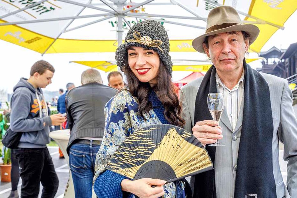 Die Menükarten gestaltete für Lidia ihr Künstlerfreund Holger John (57).
