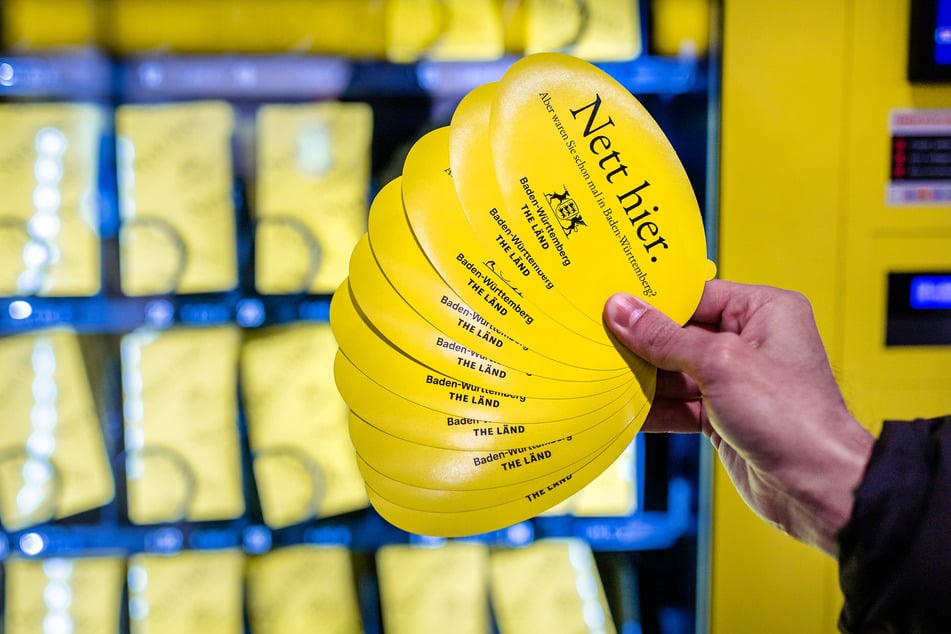 In dem Automaten am Flughafen findet man die bekannten "Nett Hier - Aber waren Sie schon mal in Baden-Württemberg" Sticker - Pro Packung erhält man 10 Sticker.