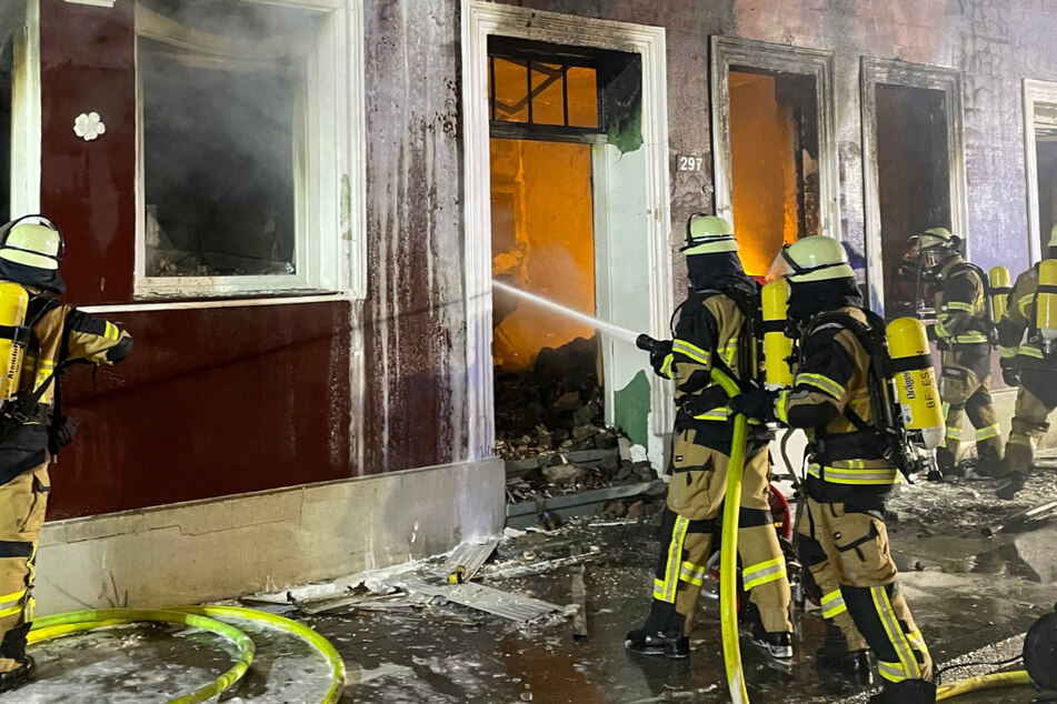 Verheerende Explosion in Wohnhaus: Liegen noch Menschen unter den Trümmern?