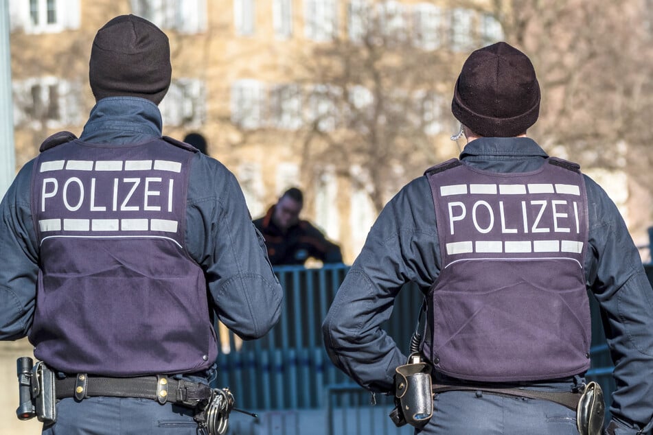 Trotz Polizeipräsenz konnten sich die beiden Männer die in Deutschland verbotene Geste nicht verkneifen. (Symbolbild)