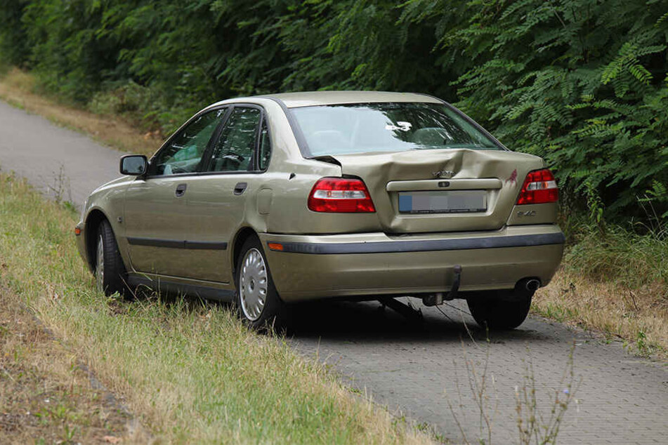 Der Volvo landete mit Beule auf dem Gehweg.