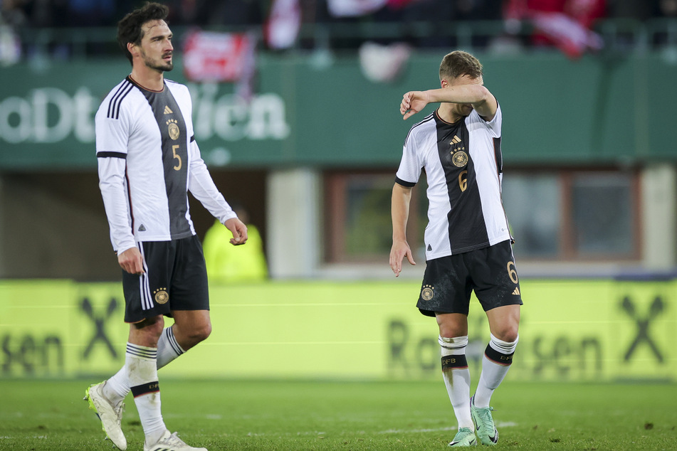 Mats Hummels (34, l.) war nach der 0:2-Pleite gegen Österreich sichtlich enttäuscht - und sein Sohn offenbar auch.