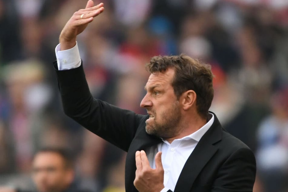 VfB-Trainer Markus Weinzierl zeigt etwas Feuer an der Seitenlinie.