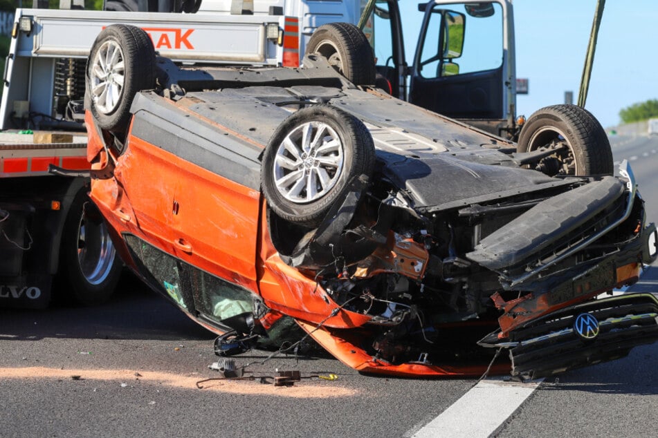 Unfall A7: VW überschlägt sich auf Autobahn im Norden: Drei Menschen teils schwer verletzt