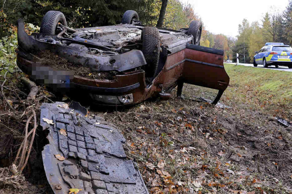 Der Wagen landete auf dem Dach, nachdem die Fahrerin von der Straße abgekommen war.