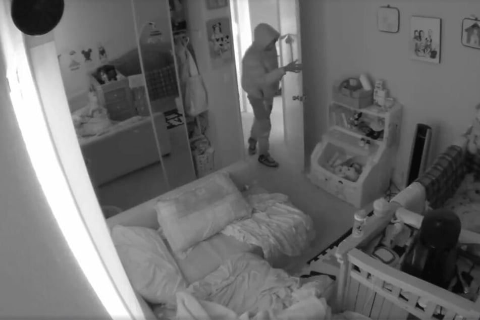 Ein Einbrecher sah in das Zimmer der beiden Kinder (1 und 4).
