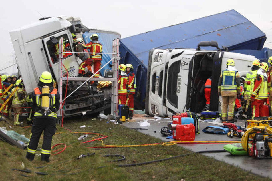 Die Einsatzkräfte bergen die eingeklemmten Fahrer aus ihren Fahrzeugen.