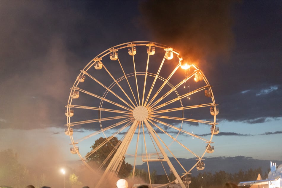 Dramatische Szenen auf dem Highfield Festival. Zwei Gondeln des Riesenrads sind am Samstagabend in Brand geraten.